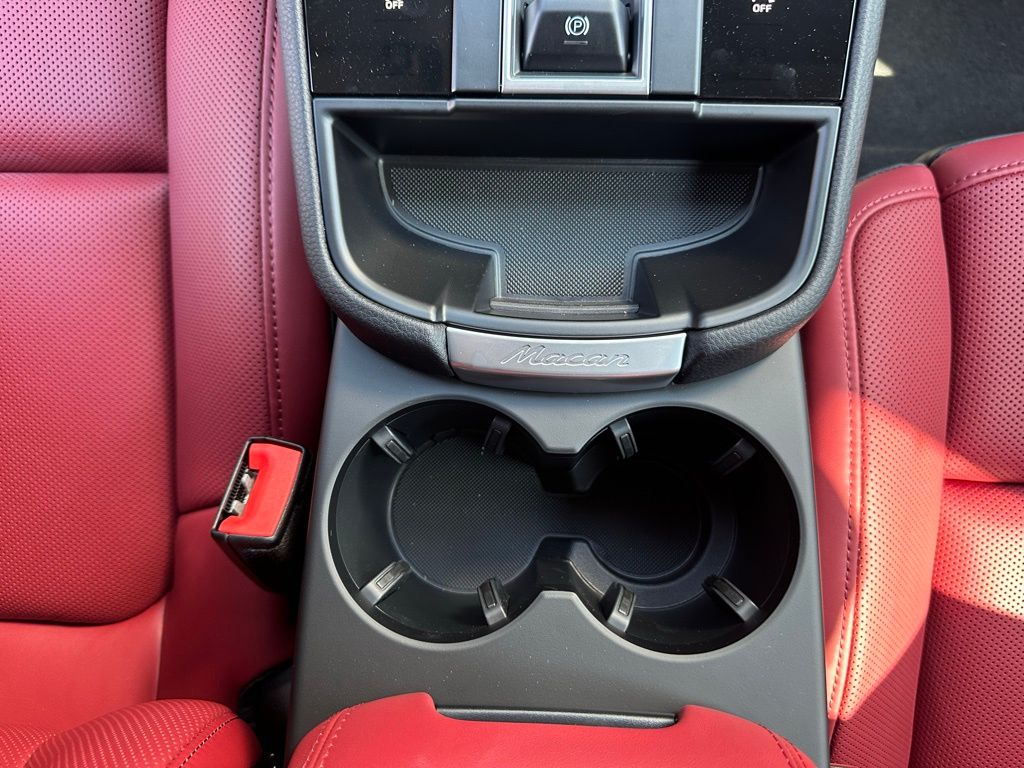 Thumbnail: 2026 Porsche Macan - 27