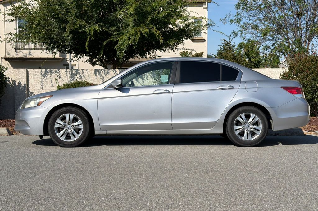 Used 2011 Alabaster Silver Metallic Honda SE image 7