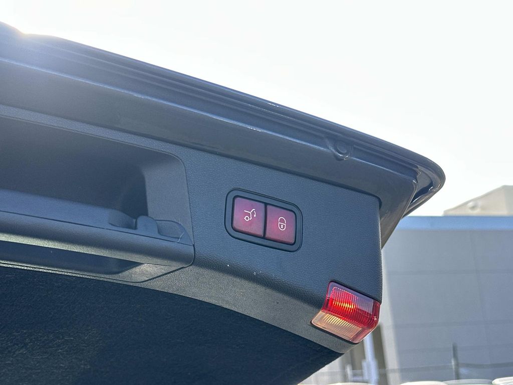 Thumbnail: 2011 Mercedes-Benz E-Class - 29