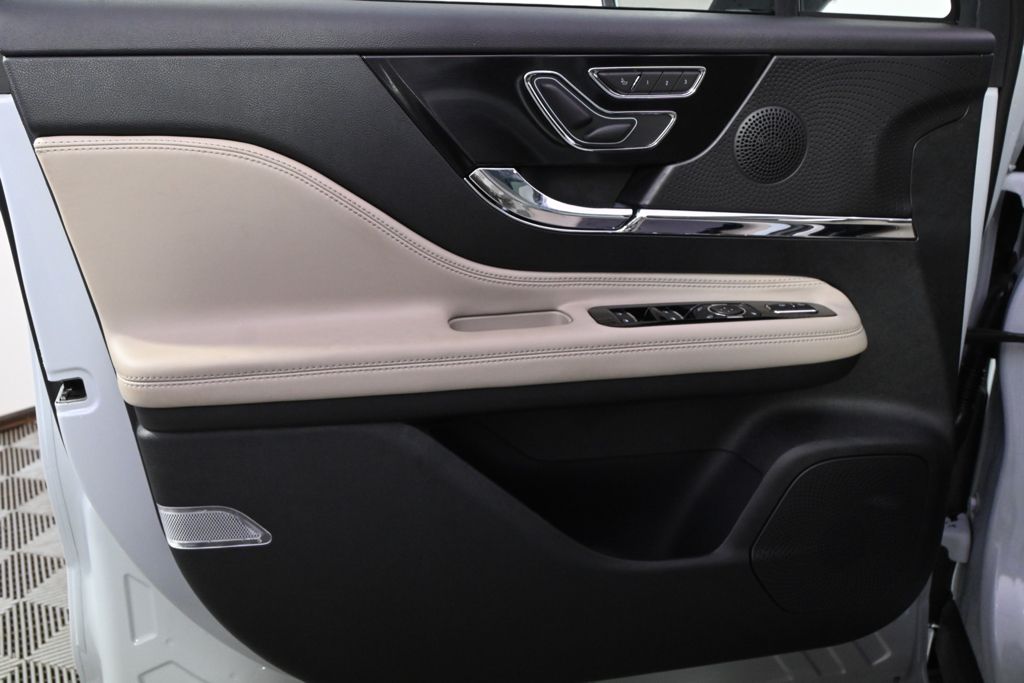 New 2026 White Lincoln Premiere image 22