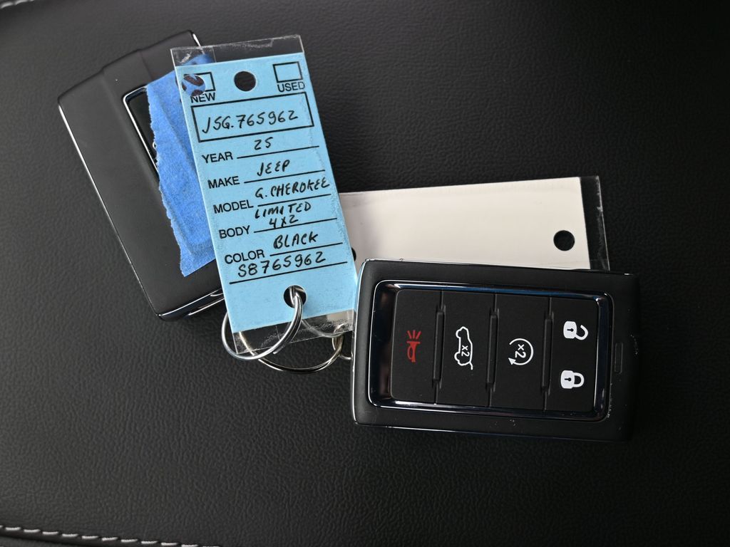 Used 2025 Diamond Black Crystal Pearlcoat Jeep Limited image 21