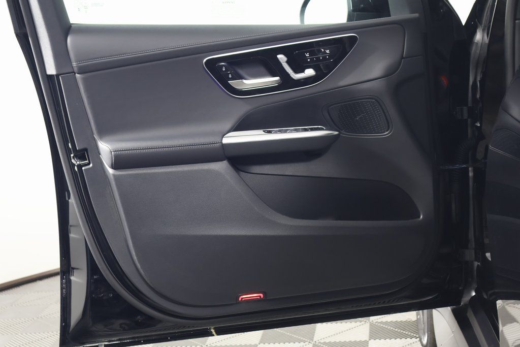 2025 Mercedes-Benz GLC 300 7