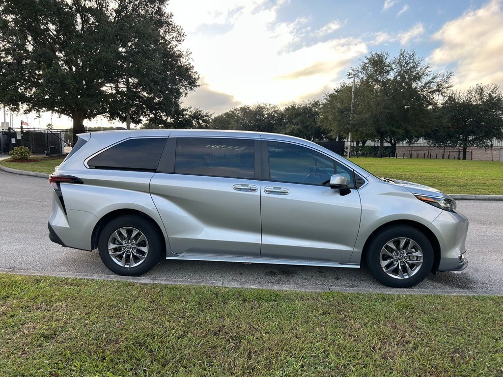 Thumbnail: 2023 Toyota Sienna - 6