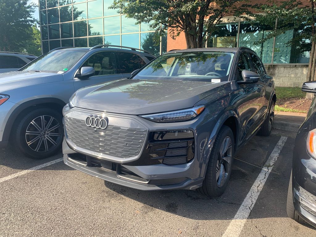 Thumbnail: 2025 Audi Q6 e-tron - 3