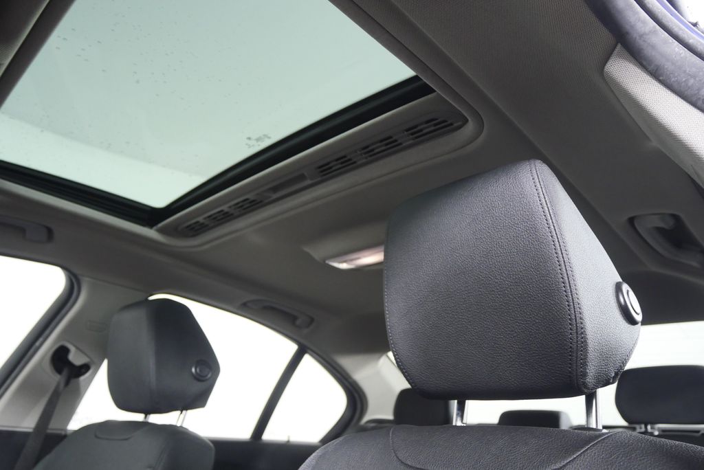 Thumbnail: 2017 BMW 3 Series - 9