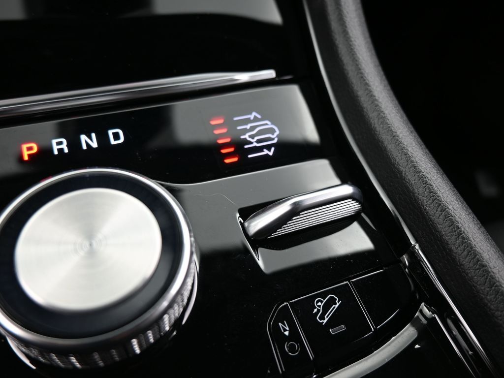 Used 2024 Baltic Gray Metallic Clearcoat Jeep Overland image 29