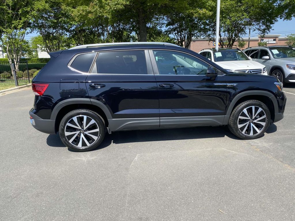 2022 Volkswagen Taos SE 3