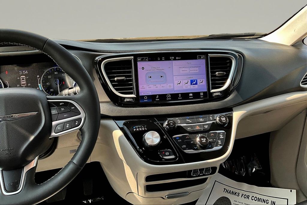 Used 2023 Chrysler Pacifica Van
