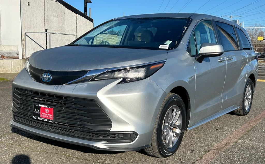 2024 Toyota Sienna LE 8-Passenger AWD