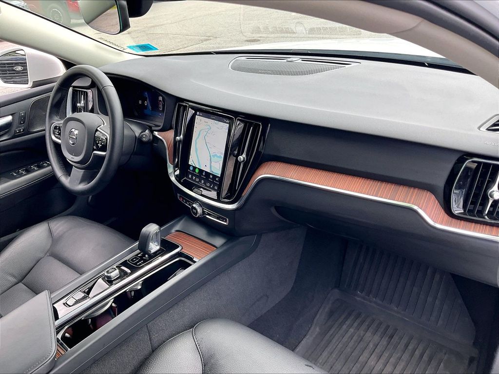 2025 Volvo V60 Cross Country — photo 13