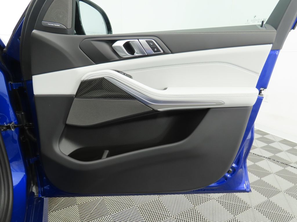 2025 BMW X5 M60i 24