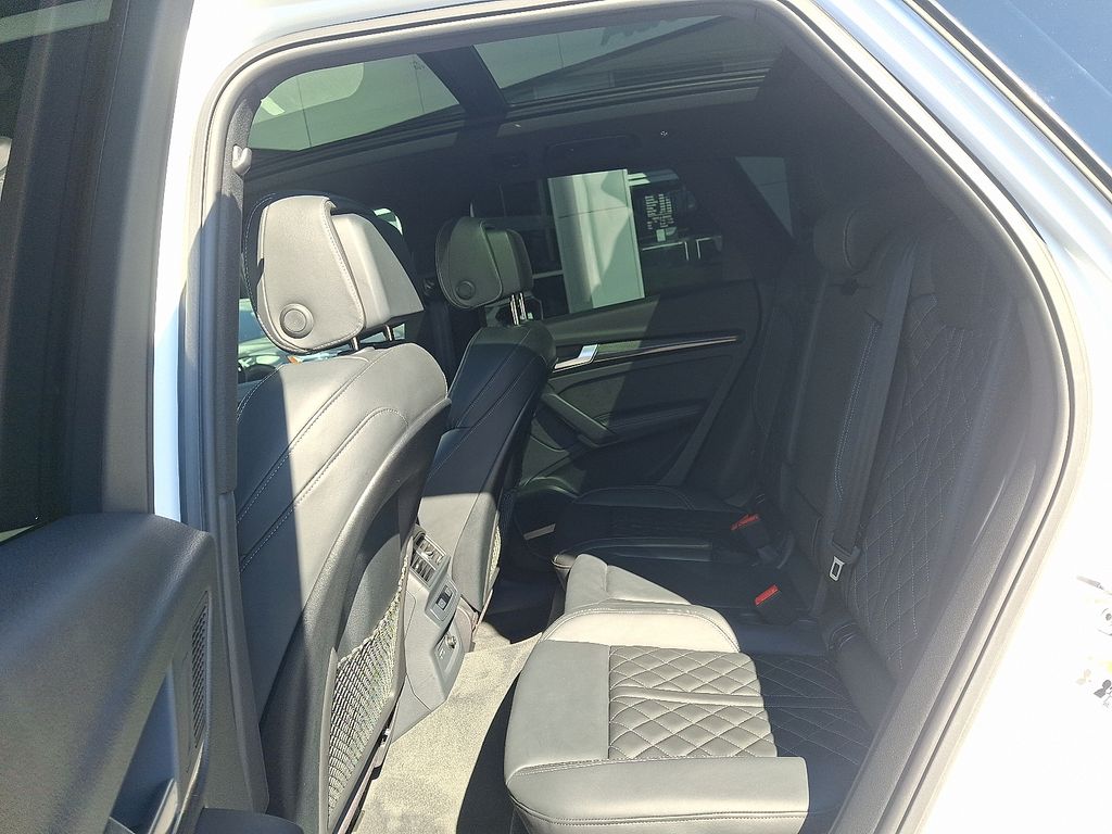 Thumbnail: 2023 Audi SQ5 - 10