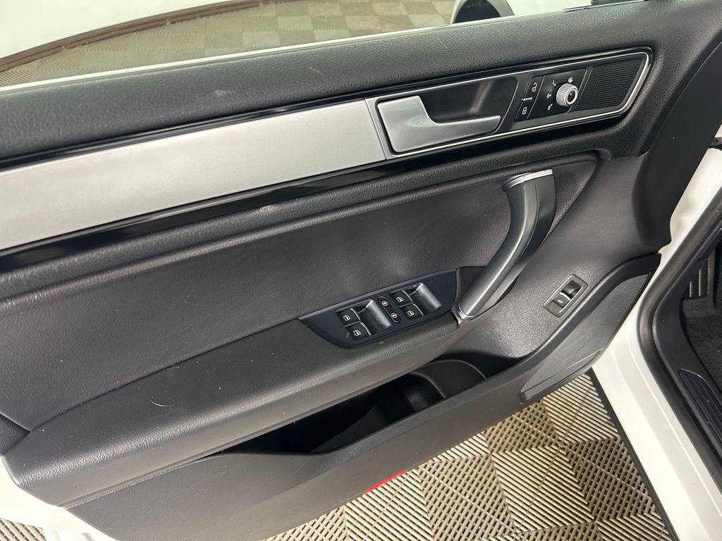 Used 2017  Volkswagen V6 Sport image 12
