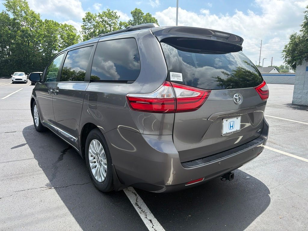 Thumbnail: 2017 Toyota Sienna - 3
