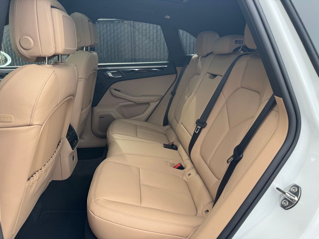 2025 Porsche Macan  16