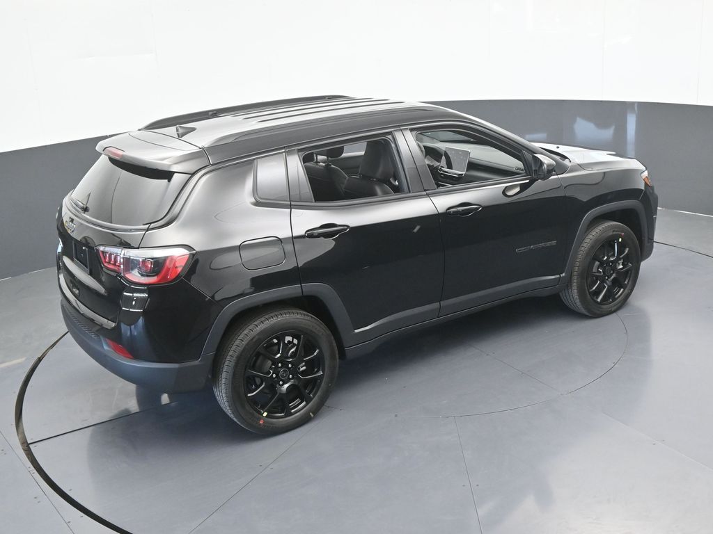 New 2026 Diamond Black Crystal Pearlcoat Jeep Latitude image 45