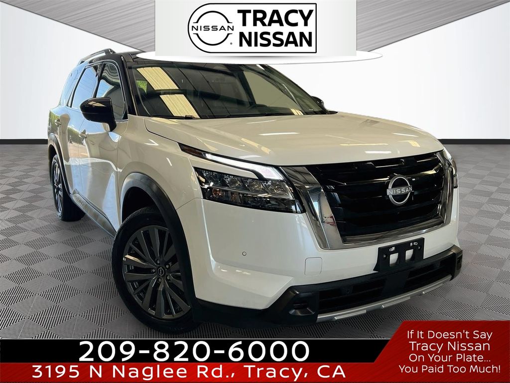 Pearl White Tricoat/Super Black 2024 Nissan Pathfinder SUV / Crossover Front-Wheel Drive 9-Speed Automatic
