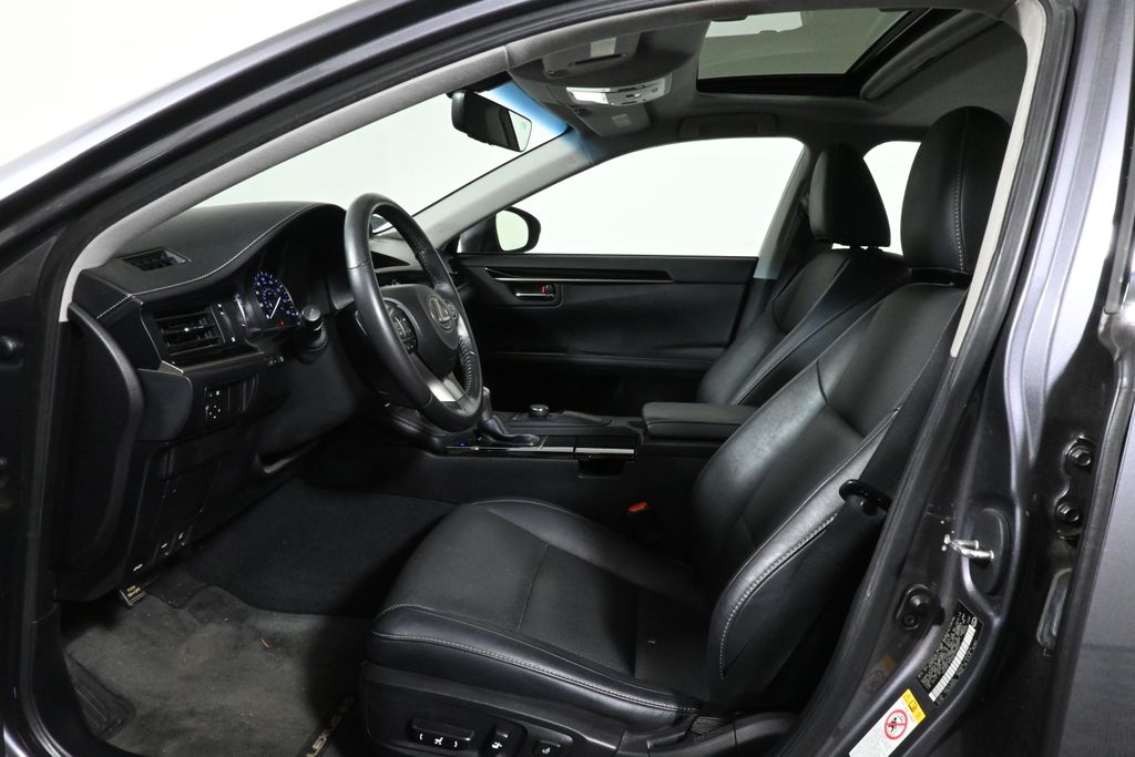Thumbnail: 2016 Lexus ES - 3