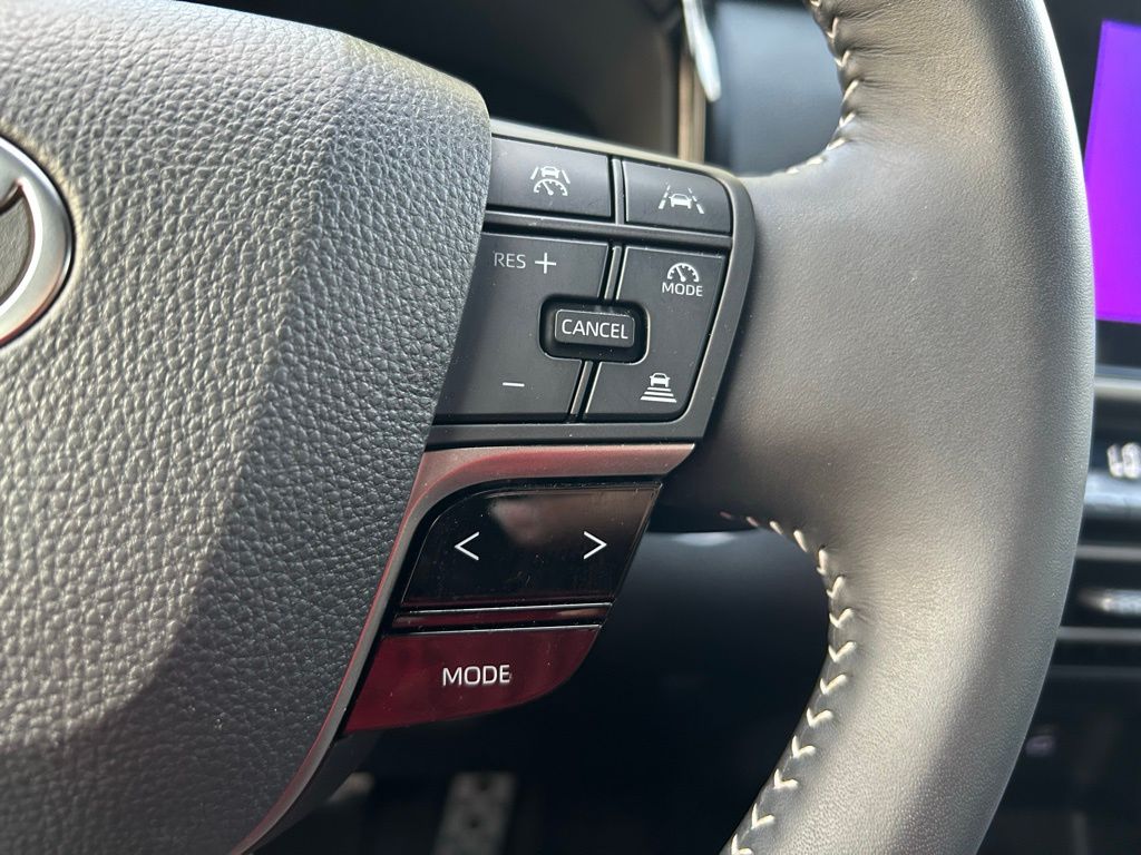 2025 Toyota Camry SE 18