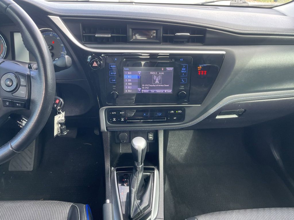 2019 Toyota Corolla XLE 14