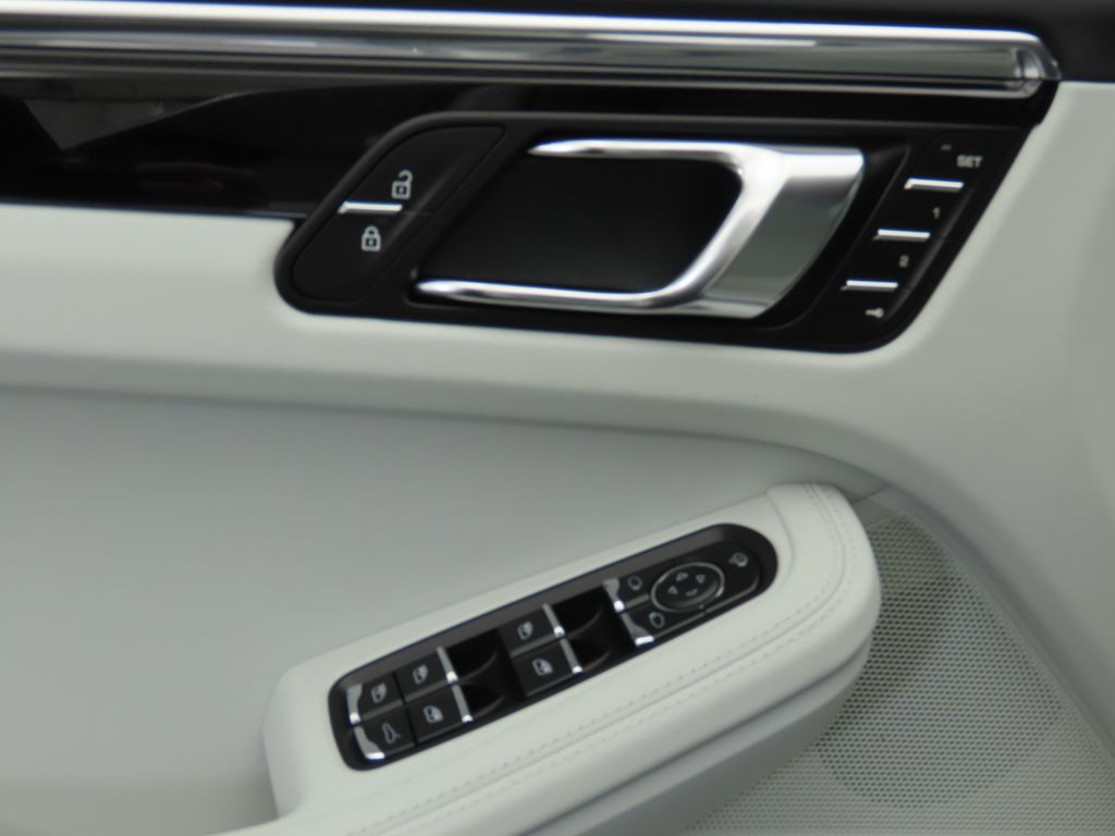 Thumbnail: 2025 Porsche Macan - 26