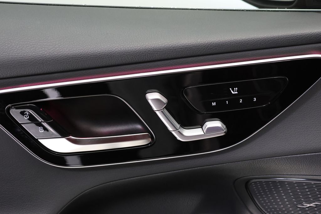 Thumbnail: 2025 Mercedes-Benz GLC - 32