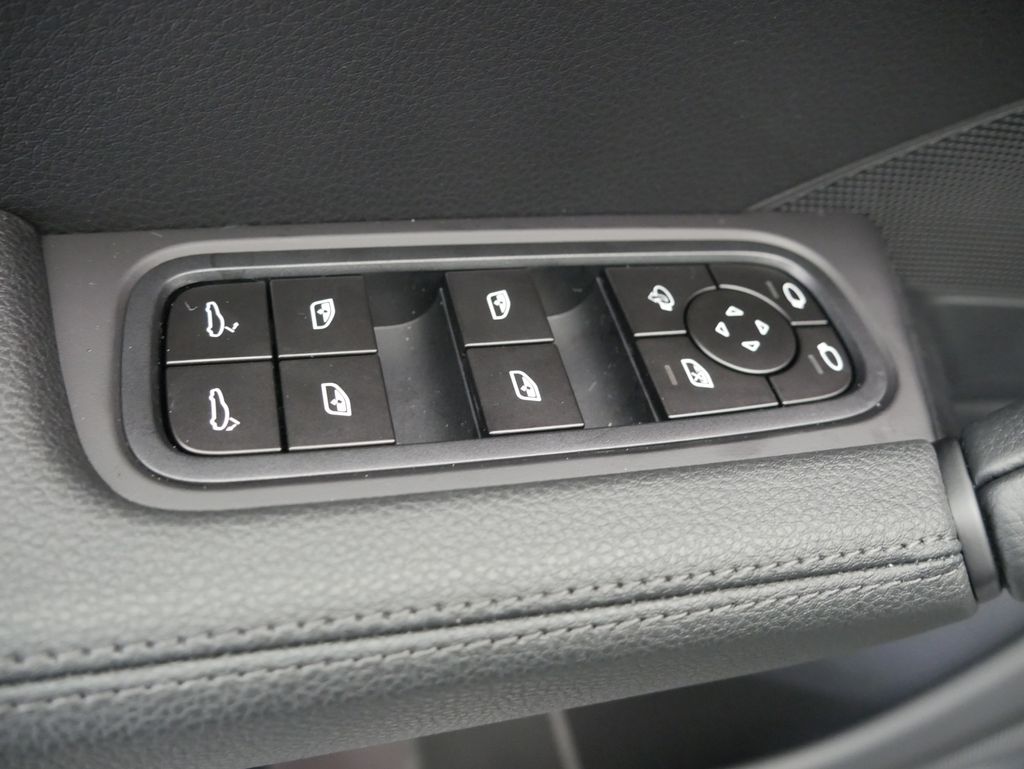 Thumbnail: 2026 Porsche Cayenne - 19