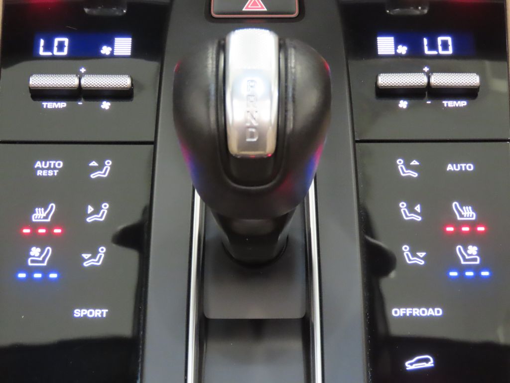 Thumbnail: 2024 Porsche Macan - 27