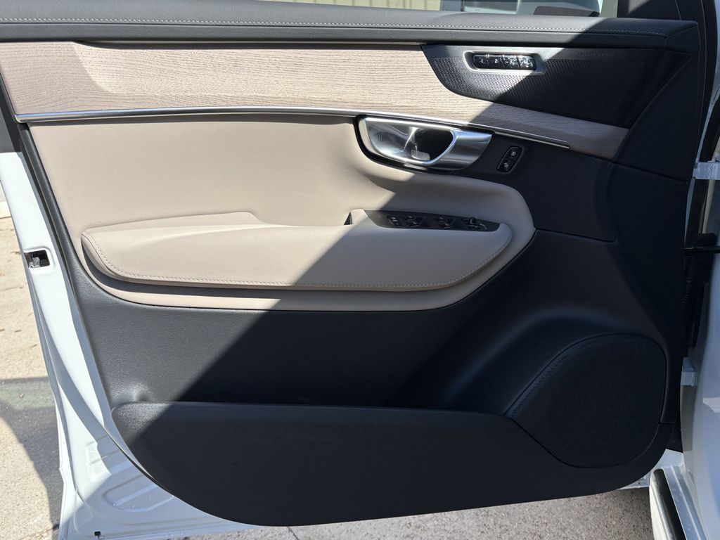 New 2026 Crystal White Volvo B6 Plus 7-Seater image 10