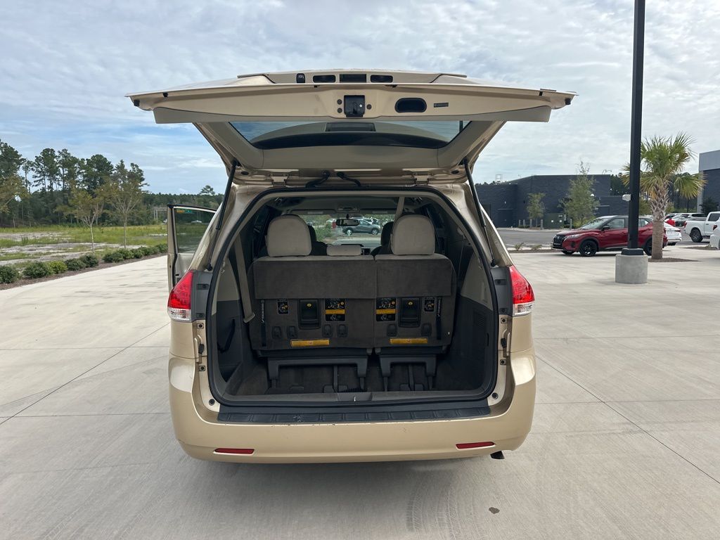 2012 Toyota Sienna LE 24