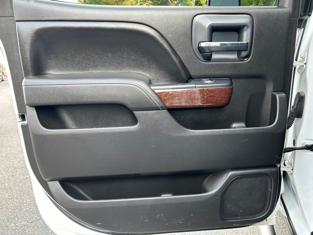 Used 2015 White GMC SLE image 18