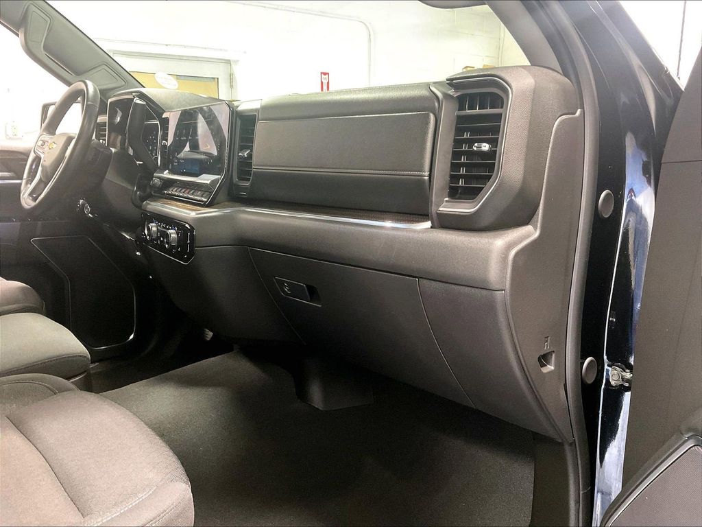 2024 Chevrolet Silverado 1500 — photo 13