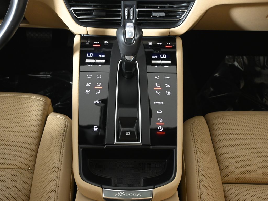 Thumbnail: 2023 Porsche Macan - 24