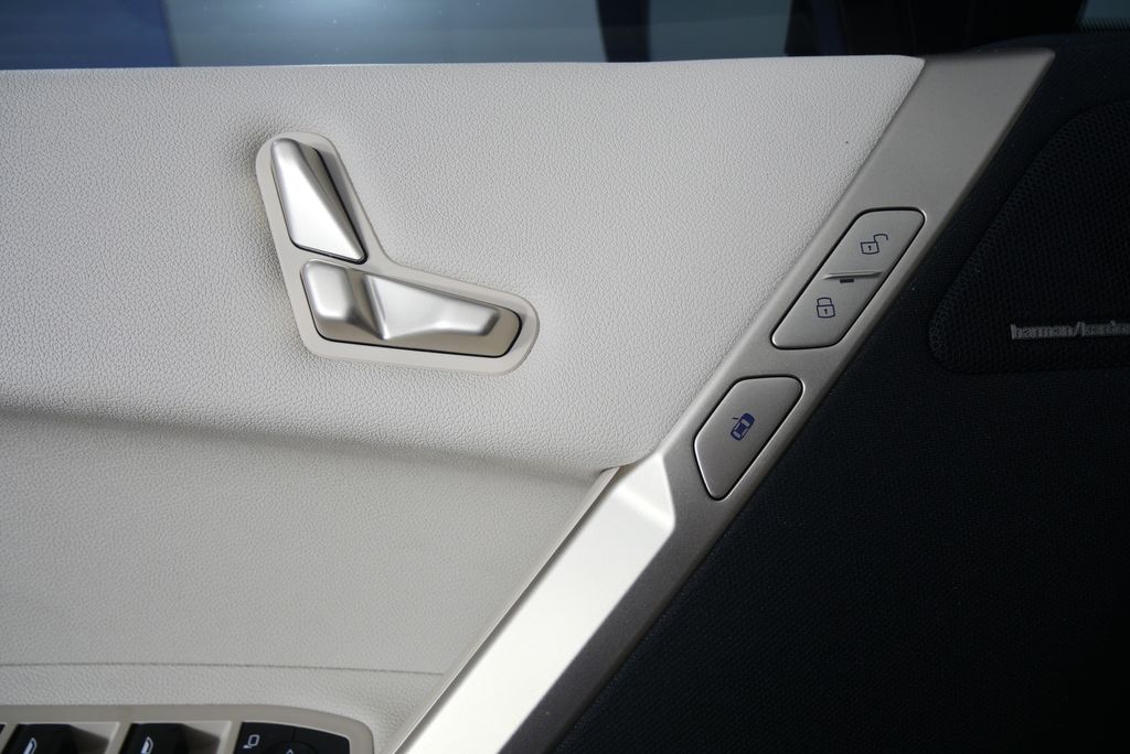 Thumbnail: 2025 BMW iX - 9