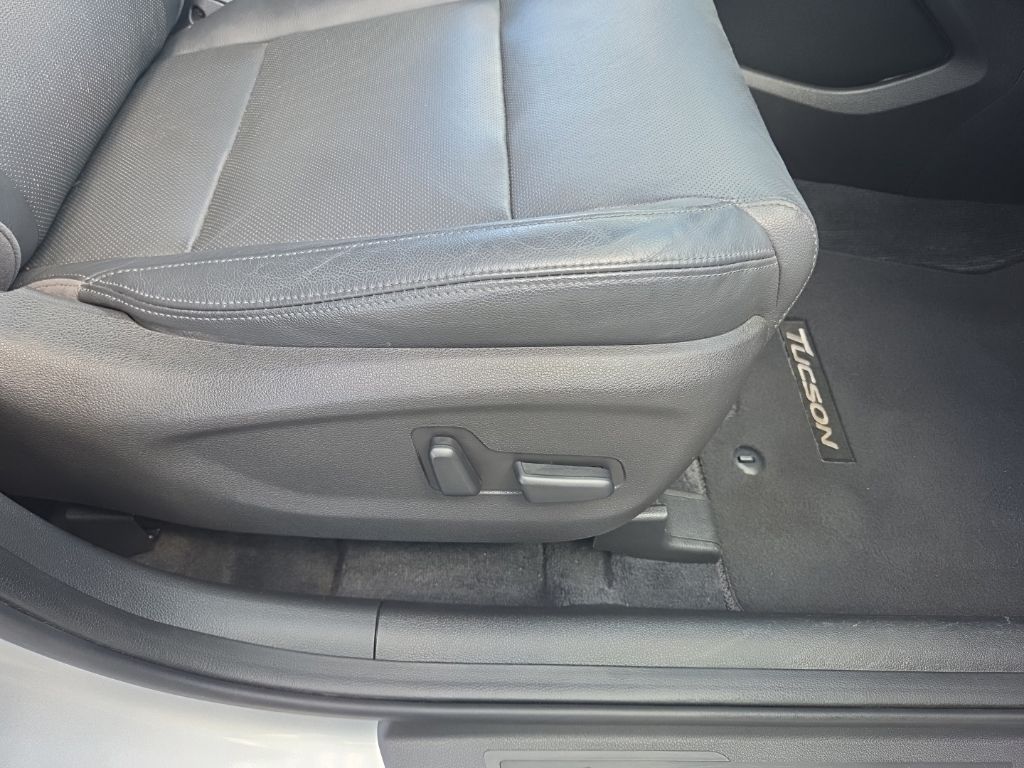 Used 2017 Silver Hyundai SE Plus image 36