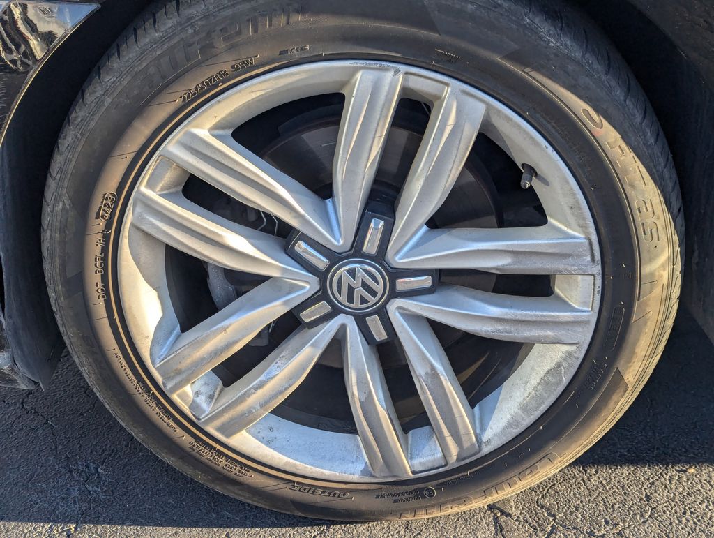 2017 Volkswagen Passat 1.8T SE 13