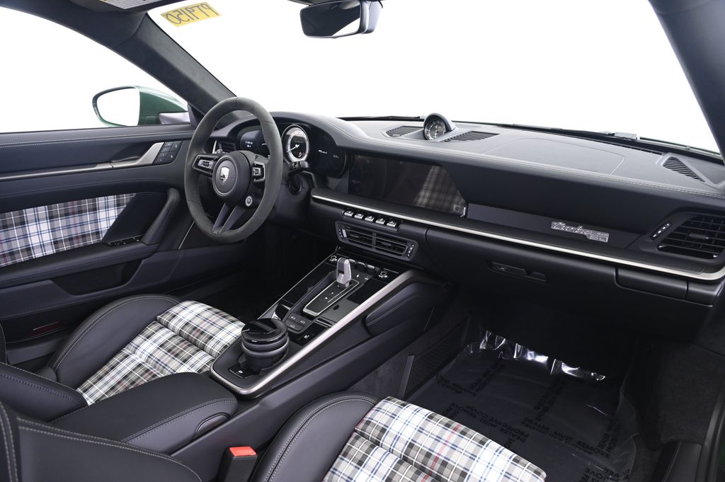 Thumbnail: 2025 Porsche 911 - 18