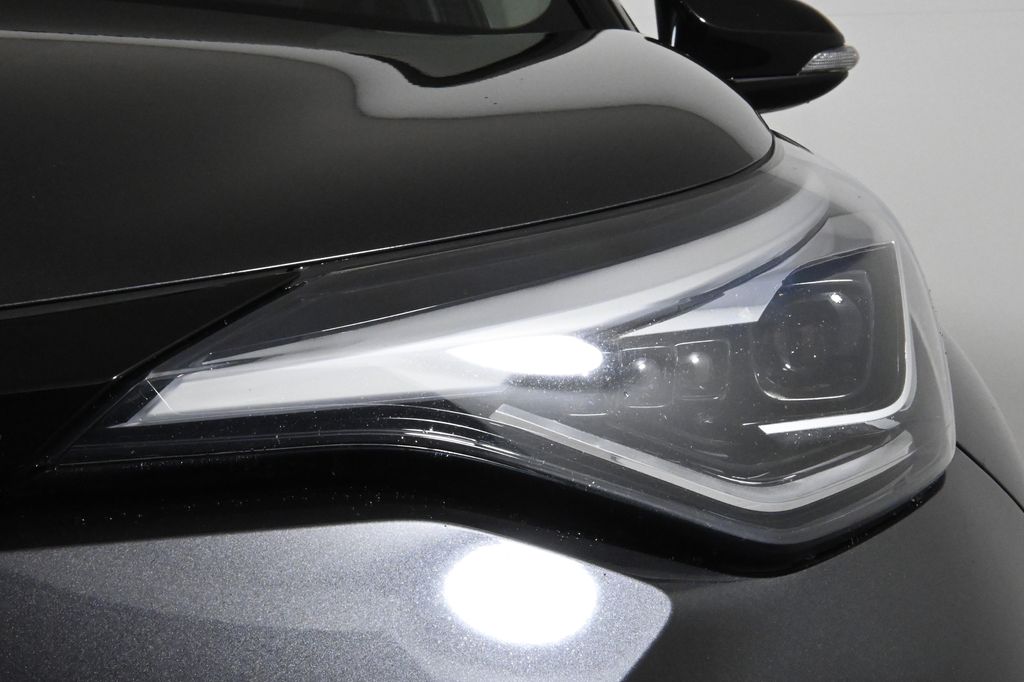 2022 Toyota C-HR XLE 12