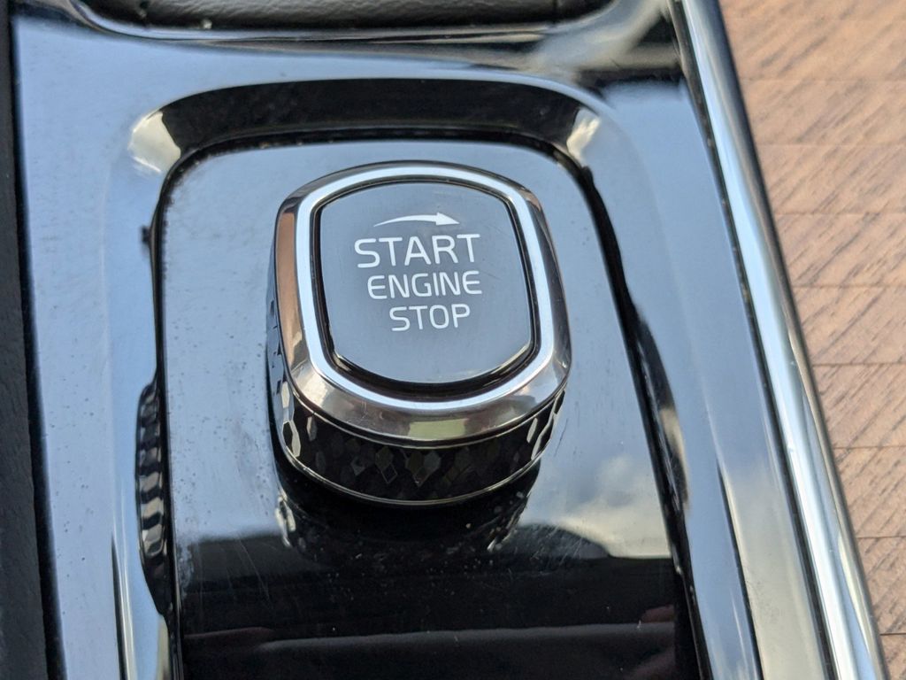 2022 Volvo XC90 T6 Momentum 6-Passenger