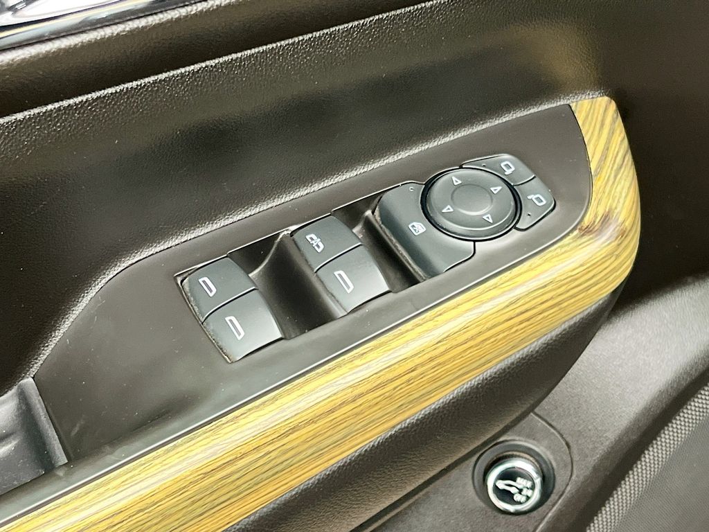 Used 2019 Silver GMC Denali image 18