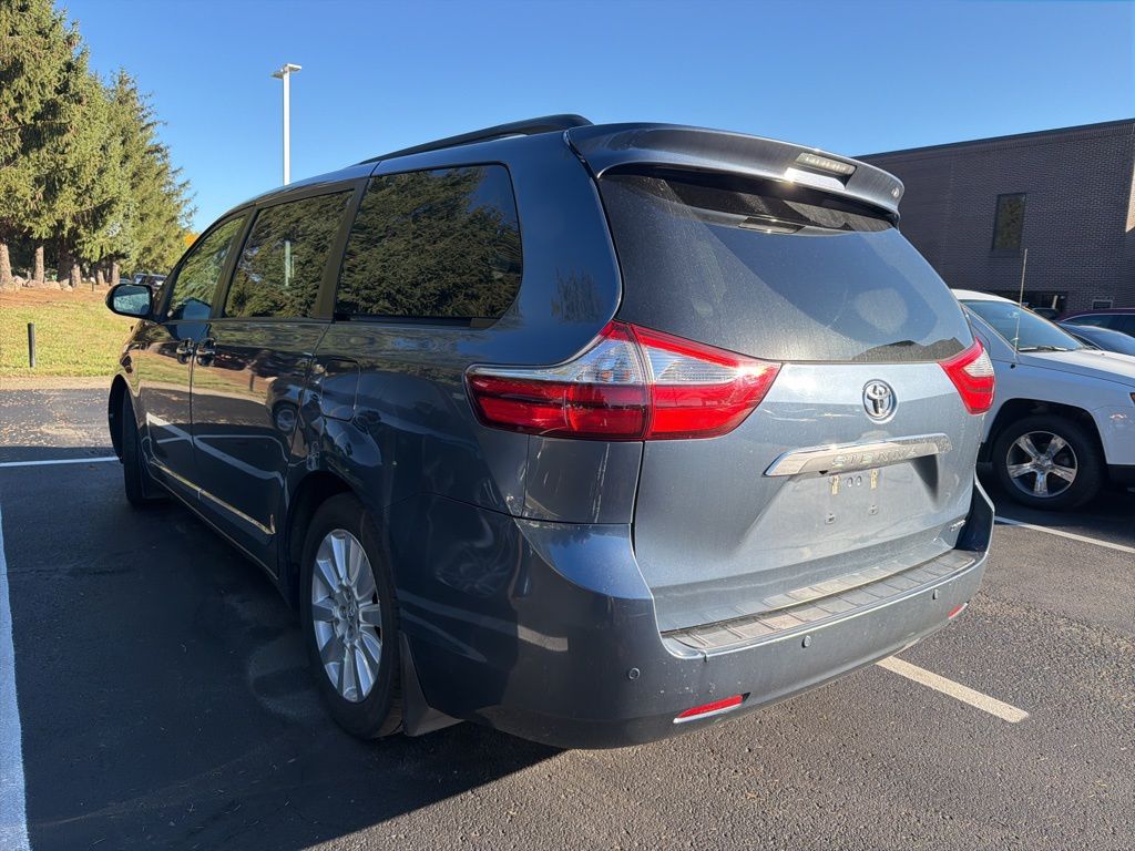 Thumbnail: 2017 Toyota Sienna - 2