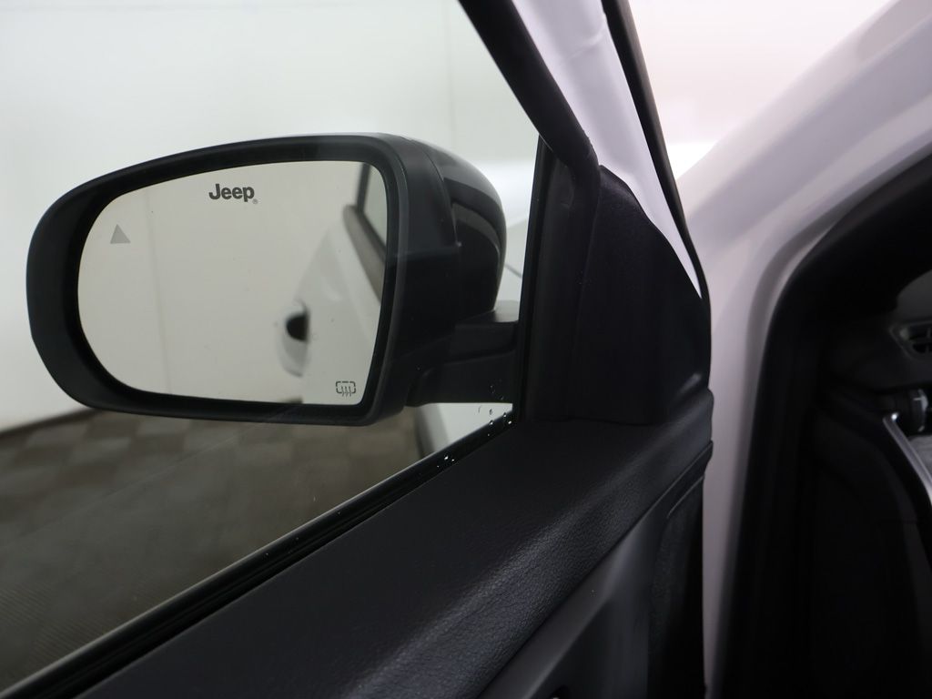 Used 2025 White Jeep Latitude image 32