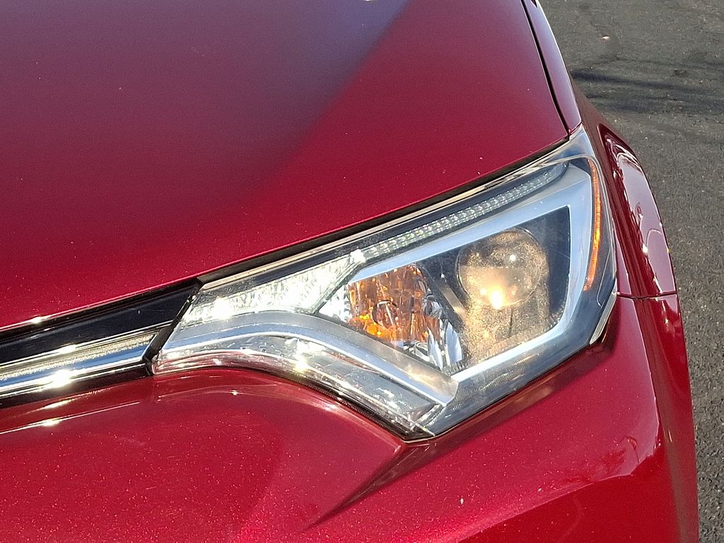 Thumbnail: 2018 Toyota RAV4 - 9