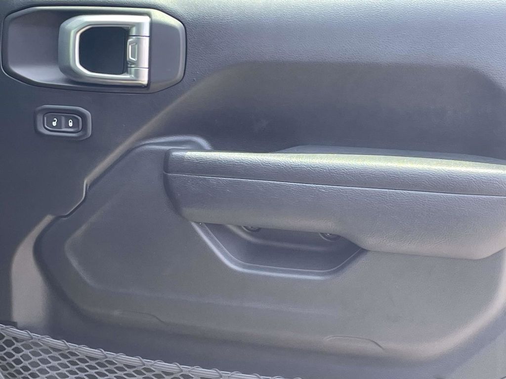 Used 2022 Green Jeep Mojave image 16