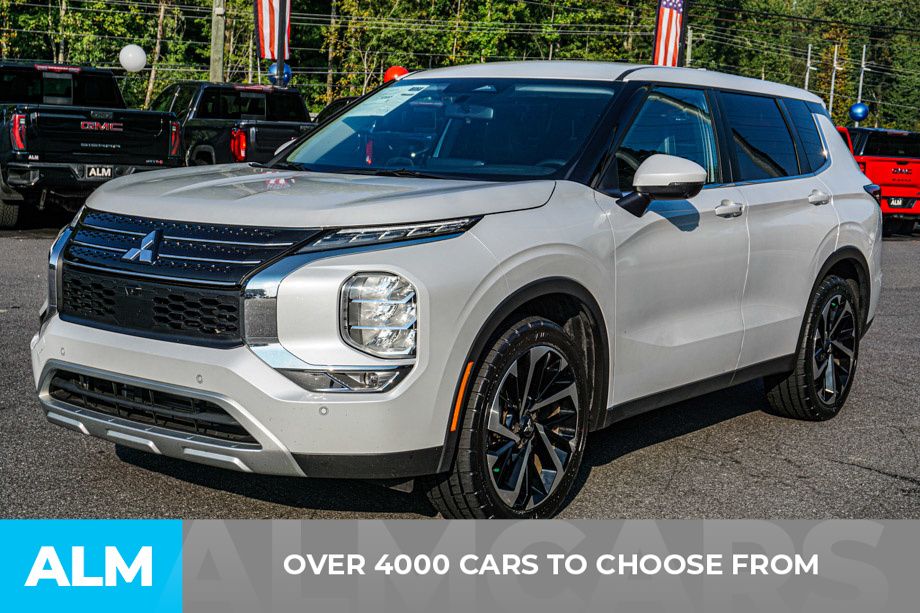 2024 Mitsubishi Outlander SE photo 2