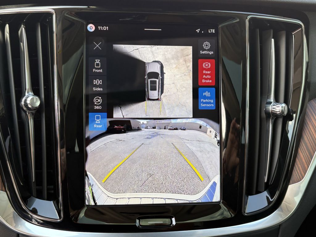 New 2026 Crystal White Volvo B5 Plus image 20