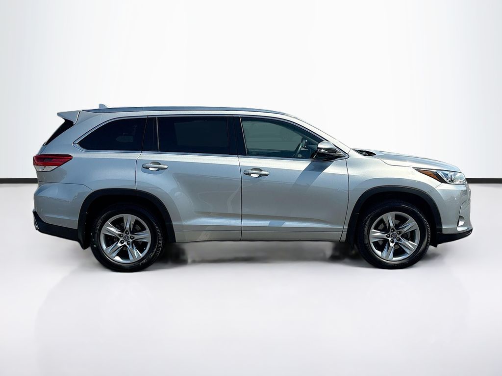 Thumbnail: 2017 Toyota Highlander - 4