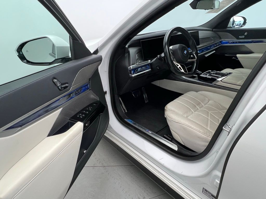 Thumbnail: 2024 BMW 7 Series - 21