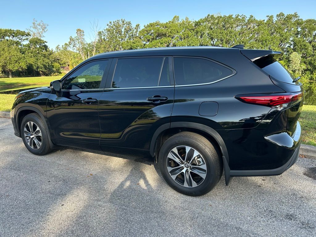 2023 Toyota Highlander XLE 3