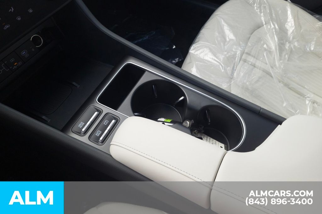 Used 2025 Black Hyundai SEL image 28